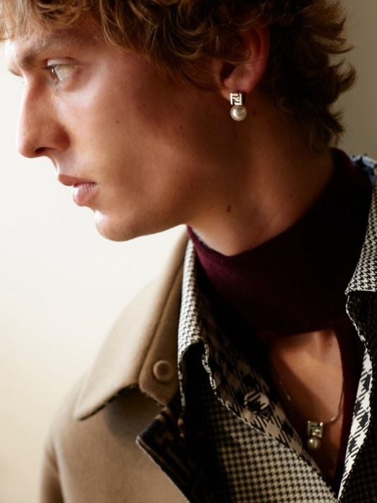 Fendi-brise-les-frontières-de-l-archétype-vestimentaire-masculin-©-credit-photo-Fendi-Imaxtree-mespromenades-salutlesgarcons-couverture