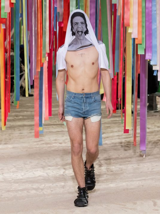 Loewe-presente-un-univers-surrealiste-et-fun-pour-2022-©-credit-photo-courtesyofloewe-mespromenades-salutlesgarcons-couverture