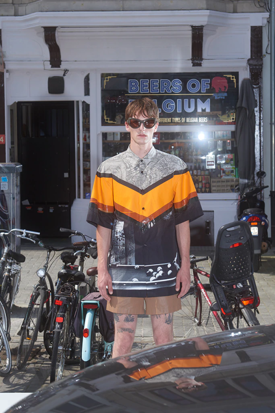 Chemise-manche-courte-Comme-un-air-de-printemps-©-Sofie-Middernacht-et-Maarten-Alexander-pour-Dries-Vann-Noten-mespromenades-salutlesgarcons