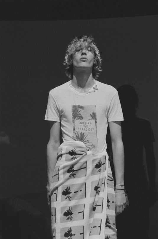 Saint-Laurent-x-Bruno-V-Roels-Looking-for-Paradise-©-photos-Henrik-Purienne-salut-les-garcons-tshirt