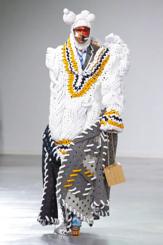 Thom Browne-Rudolph-Le-petit-Renne-au-nez-rouge-©-credit-tombrowne-salutlesgarcons