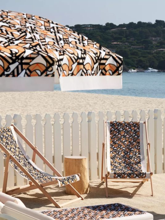 Burberry-Saint-Tropez-Loulou-Ramatuelle-©-photo-credit-burberry-salutlesgarcons