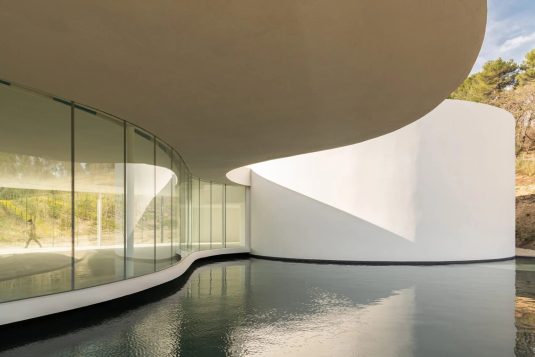 Chateau-La-Coste-le-nouveau-pavillon-Niemeyer-pour-une-evasion-culturel-©-credit-photos-stephaneaboudaram-we-are-content-salutlesgarçons