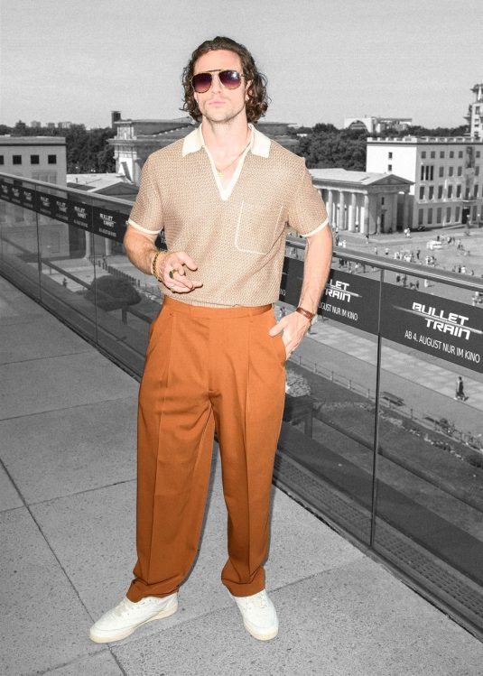 Le-style-sartorial-de-Aaron-Taylo-Johnson-elegance-et-simplicite-©-Backgrid-salutlesgarçons