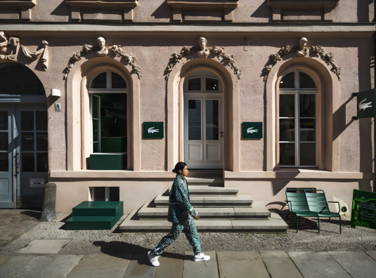 Cafe-Lacoste-une-ode-a-Paris-s-installe-a-Berlin-photos-©-lacoste-salutlesgarçonsmagazine-devanture.41.29