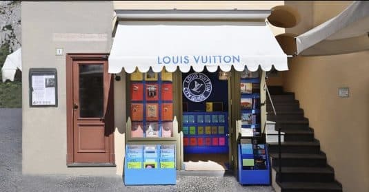 Louis-Vuitton-investi-un-kiosque-et-une-librairie-éphémère-©-louisvuitton-salutlesgarçons-devanture-capri
