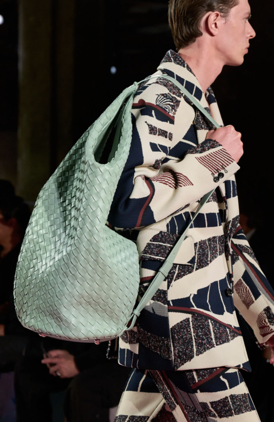 Matthieu-blazy-bottega-veneta-spring-summer-23-salut-les-garçons-magazine-©-armando-grillo.11.35