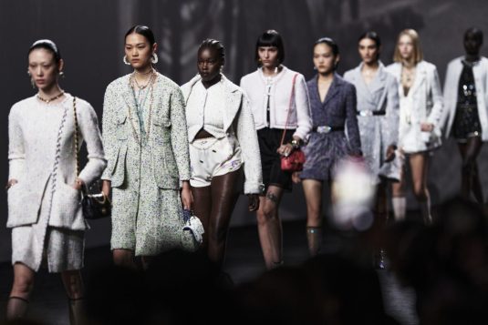 Fashion-week-de-paris-printemps-ete-2023-©-credits-photos-chanel-salut-les-garçons-magazine-couverture