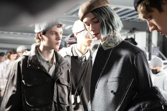 les-silhouettes-masculines-de-l-Automne-Hiver-22-23-©-photo-credit-dior-alfredo-piola-salut-les-garçons-magazine