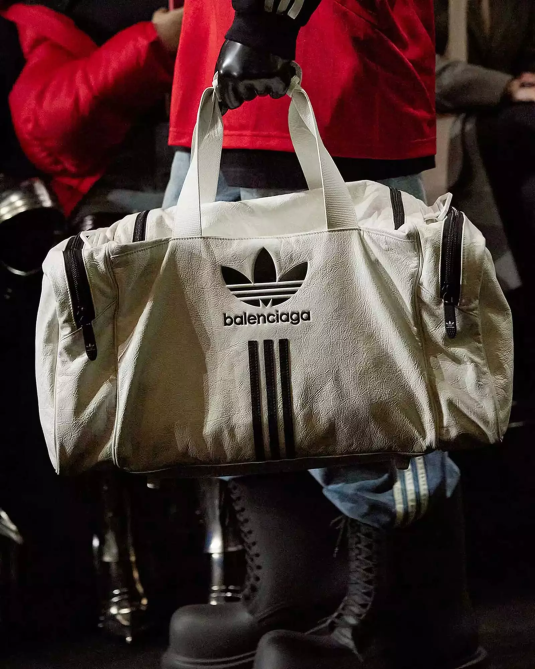 salut-les-garçons-magazine-balenciagaxadidas-©-balenciaga-sac-blanc
