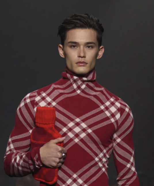 Burberry-de-Daniel-Lee-un-œil-sur-la-fonctionnalite-et-l-utilitarisme-©-burberry-alex-schlab .28.48