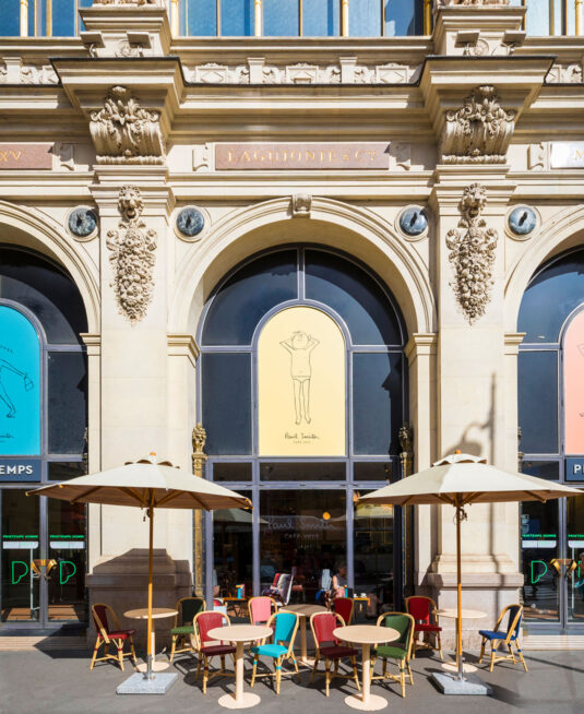 Cafe-Vert-Paul-Smith-un-refuge-colore-loin-de-l-agitation-de-la-ville-salut-les-garçons-magazine-©-Romain-Ricard-facade-01