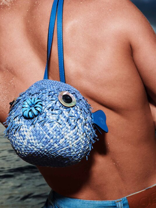 paulas-ibiza-2023-men-blowfish-pouch-in-iraca-palm-and-calfskin-©-loewe-salut-les-garçons-magazine