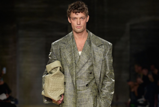 Bottega-Veneta-été-2023-aussi-simple-que-cela-puisse-paraître-©-bottega-veneta-salut-les-garçons-magazine.10.46