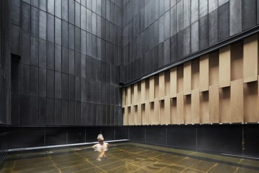 Hoshinoya-Tokyo-l-auberge-ryokan-comme-jamais-vu-salut-les-garçons-magazine-piscine