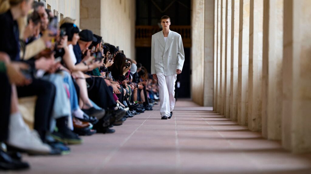 givenchy-SS24-une-collectio-minimaliste-et-intemporelle-©-salut-Geoffroy-VAN-DER-HASSELT-les-garçons-magazine
