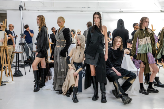 Jarel-Zhang-SS24-lorsque-l-art-rencontre-la-mode-©-charles-abbatucci-salut-les-garçons-magazine