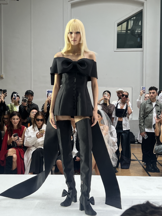 Kimhekim-SS24-collection-OBSESSION9-Noir-et-Blanc-©-iaroslava-darkina-salut-les-garçons-magazine-robe-grand-noeud-noir