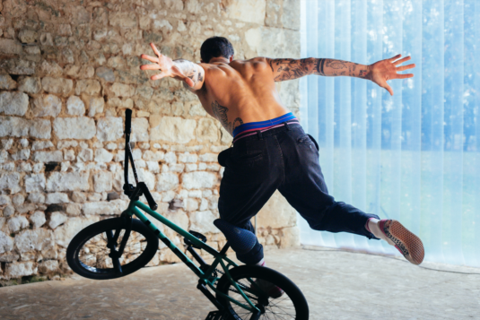 Le-Slip-Français-et-Matthias-Dandois-font-du-bruit-©-lily-raw-salut-les-garçons-magazine-figure