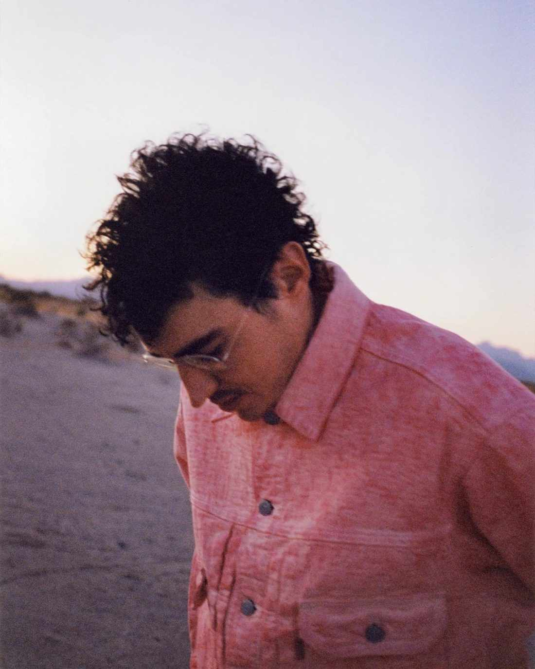 Stussy-et-Levi-s-une-capsule-qui-degage-une-atmosphere-vintage-unique-salut-les-garçons-magazine-portrait-veste-rose