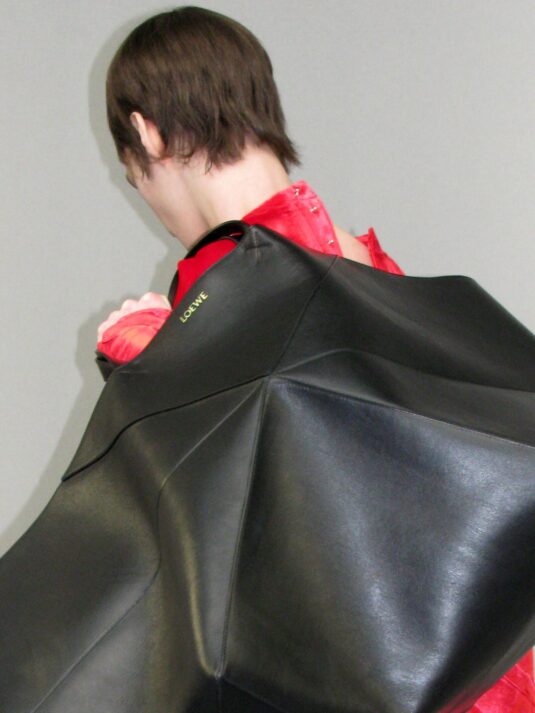 loewe-une-collection-minimaliste-complexe-et-artistique-jonathan-anderson-fw23-paris-fashion-week-minimalisme-mode-julien-nguyen-salut-les-garcons-magazine-credit-loewe-backatge-15