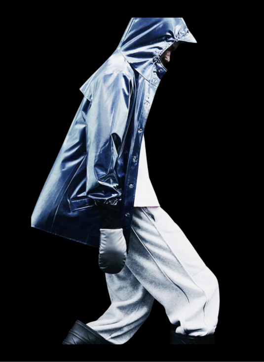 rains-esthetique-avant-gardiste-et-fonctionnalite-impermeable-tanne-vinter-fw23-mode-fashion-drenched-collection-pluie-exterieur-salut-les-garçons-magazine-credit-rains-filippo-fior-2