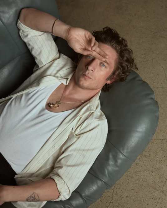 Les-hommes-les-plus-stylees-et-mieux-habillees-de-2023-Jeremy-Allen-White