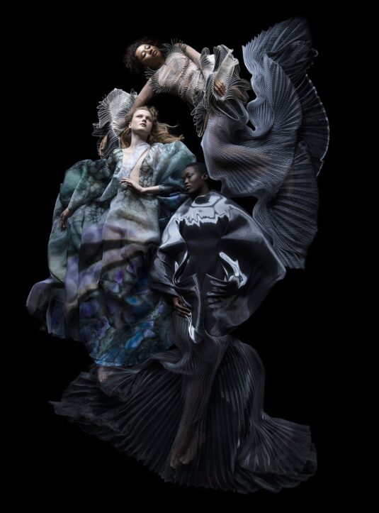 Iris-van-herpen-prend-possession-du-mad-paris-musée-des-arts-decoratifs-louvre-sculpting-the-senses-exposition-immersive-innovation-mode-jerome-bosch-claudy-jongstra-alexander-mcqueen-salut-les-garçons-magazine-credit-carla-van-de-puttelaar