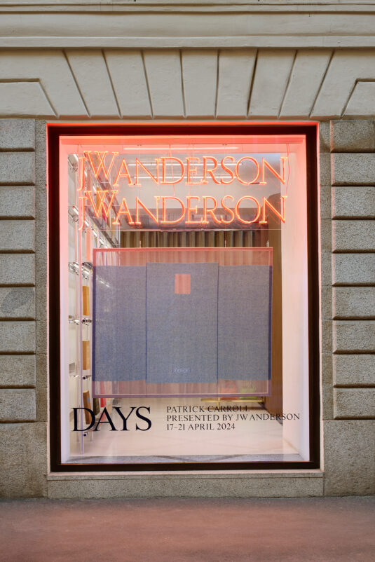 jw-anderson-presente-les-œuvres-de-patrick-carroll-a-milan-salone-del-mobile-days-jonathan-anderson-salut-les-garçons-magazine-paris-art-exhibition-credit-de-pasquale-maffini-3