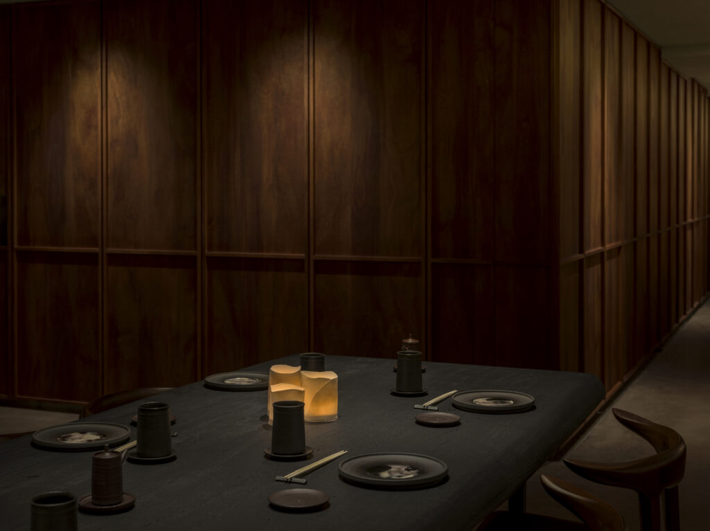 Saint-Laurent-Rive-Droite-rouvre-avec-une-nouvelle-vision-audacieuse-anthony-vaccarello-Paris-suhsi-park-babylone-omakase-Peter-Park-Salut-les-Garçons-magazine-credit-Kristen-Pelou