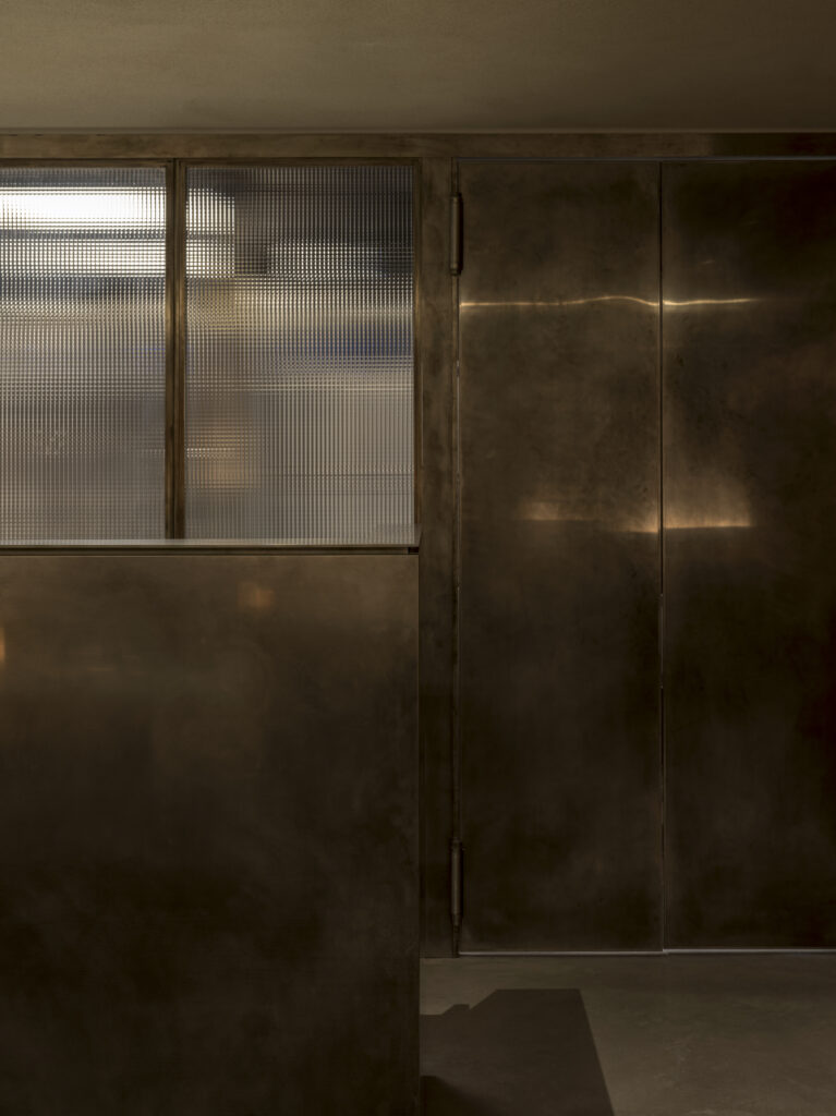 Saint-Laurent-Rive-Droite-rouvre-avec-une-nouvelle-vision-audacieuse-anthony-vaccarello-Paris-suhsi-park-babylone-omakase-Peter-Park-Salut-les-Garçons-magazine-credit-Kristen-Pelou