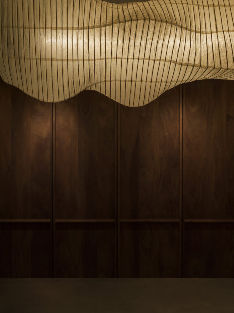 Saint-Laurent-Rive-Droite-rouvre-avec-une-nouvelle-vision-audacieuse-anthony-vaccarello-Paris-suhsi-park-babylone-omakase-Peter-Park-Salut-les-Garçons-magazine-credit-Kristen-Pelou