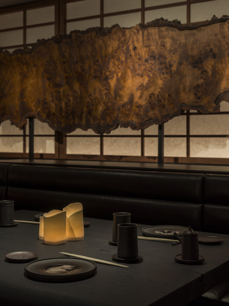 Saint-Laurent-Rive-Droite-rouvre-avec-une-nouvelle-vision-audacieuse-anthony-vaccarello-Paris-suhsi-park-babylone-omakase-Peter-Park-Salut-les-Garçons-magazine-credit-Kristen-Pelou