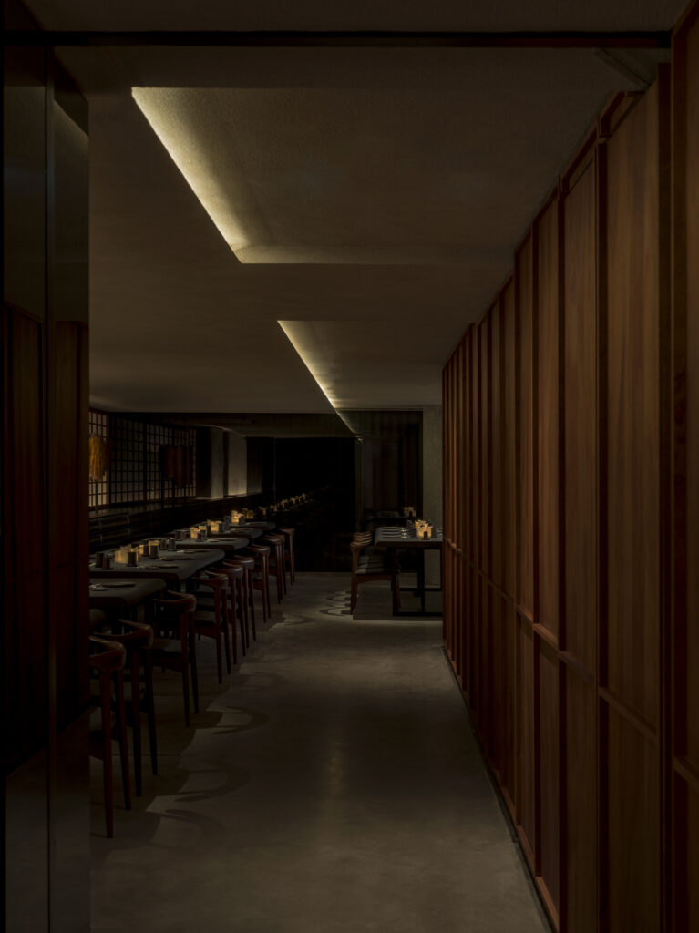 Saint-Laurent-Rive-Droite-rouvre-avec-une-nouvelle-vision-audacieuse-anthony-vaccarello-Paris-suhsi-park-babylone-omakase-Peter-Park-Salut-les-Garçons-magazine-credit-Kristen-Pelou