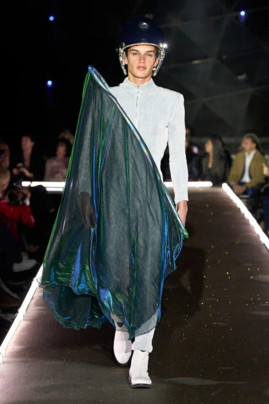 Pierre-Cardin-nous-fait-voyager-à-travers-l-espace-Paula-Canovas-Del-Vas-Shiatzy-Chen-credit-Pierre-Cardin