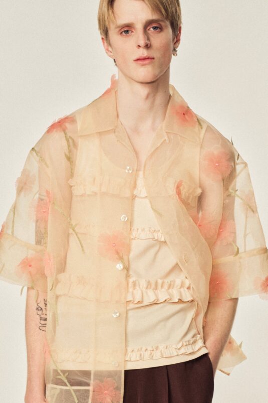 Simone-Rocha-a-travers-sa-nouvelle-collection-SS25-chemise-nude