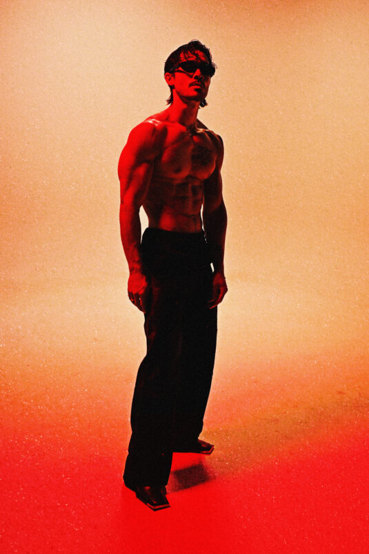 Ashton-Mills-devoile-PARALLEL-son-premier-single-02
