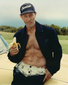 Jacquemus-Jon-Gries-star-de-The-White-Lotus-a-l-honneur-posing