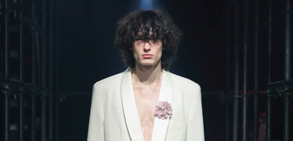 Le-retour-du-romantisme-la-mode-redevient-sentimentale-PRADA