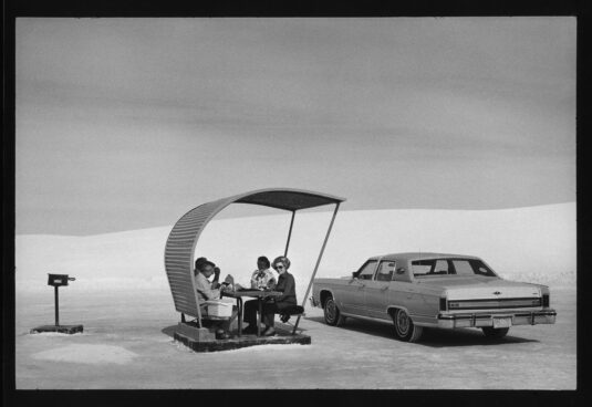 Raymond-Depardon-une-traversee-intime-et-engagee-Galerie-Magnum-photographe-salut-les-garcons-magazine-paris-credits-Raymond-Depardon-Magnum-Photos-2