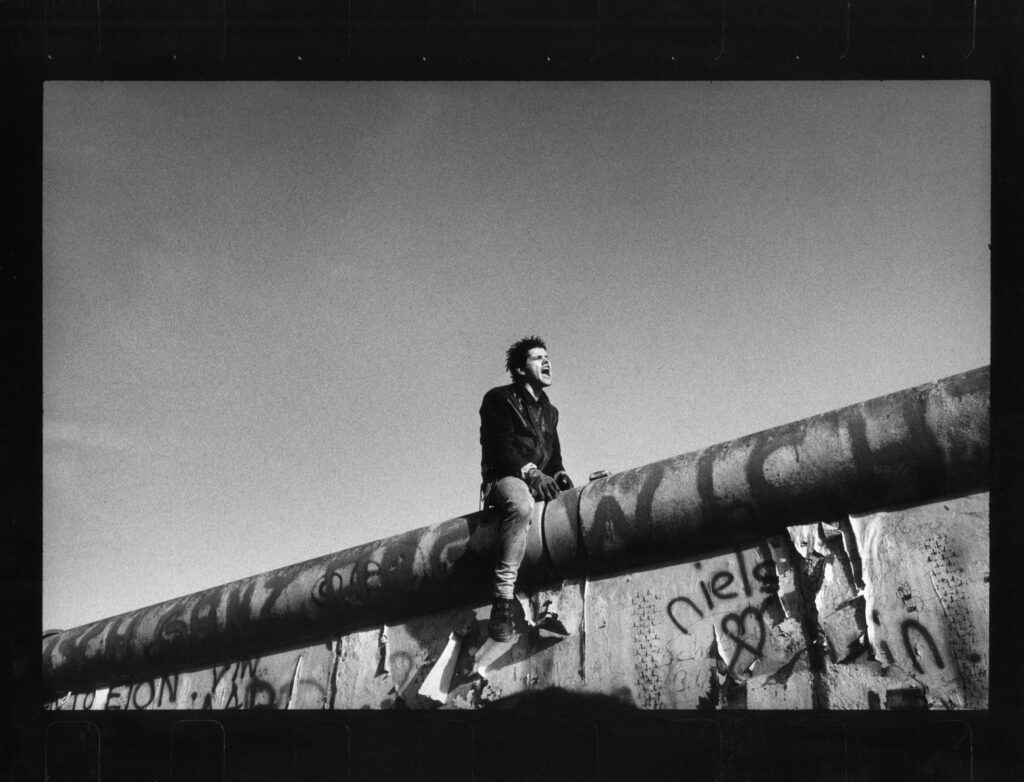 Raymond-Depardon-une-traversée-intime-et-engagée-Galerie-Magnum-photographe-salut-les-garçons-magazine-paris-credits-Raymond-Depardon-Magnum-Photos-3