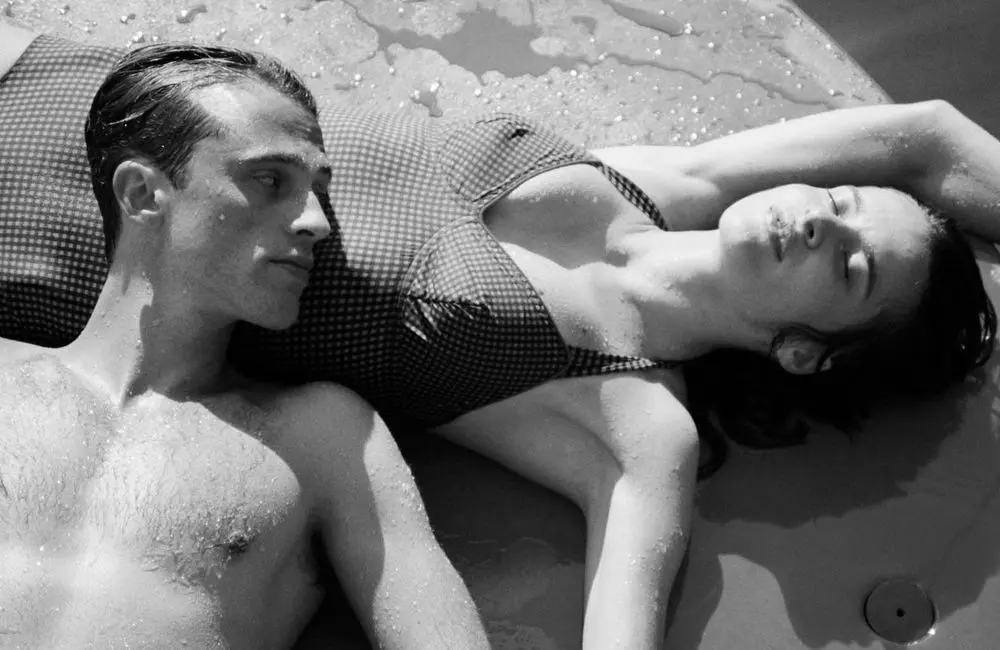 Benjamin Voisin et Rebecca Marder dans « L'Étranger » de François Ozon - ©Carole Bethuel © FOZ - GAUMONT - FRANCE 2 CINEMA