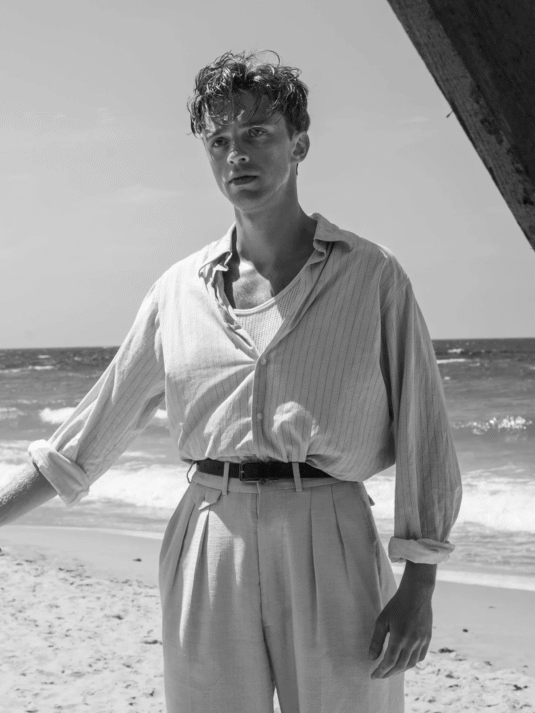 L-Étranger-adapté-par-François-Ozon-avec-Benjamin-Voisin-Carole-Bethuel-Gaumont