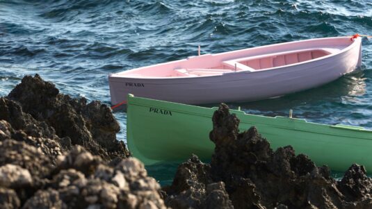 Prada-célèbre-l-été-à-Capri-avec-une-escapade-sensorielle-gozzi-Salut-les-Garçons-magazine-Paris-Italie-voyage-credit-Prada- 2