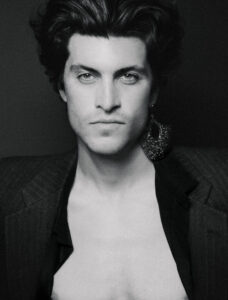 Portrait de Antonio Ortega de face en noir et blanc portant une chemise noir photographie par Elys Berroteran pour la cover story All I Ask