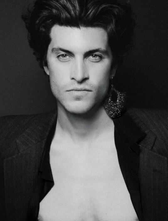 Portrait de Antonio Ortega de face en noir et blanc portant une chemise noir photographie par Elys Berroteran pour la cover story All I Ask