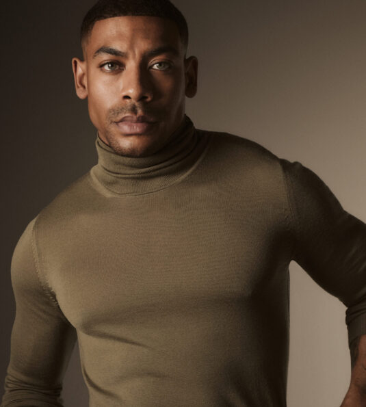 Aaron Pierre portant un pull col montant pour Boss FW25