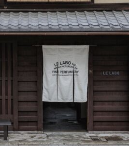 Le-Labo-rend-hommage-à-Kyoto-avec-Osmanthus-KyotoMachiya_entrance