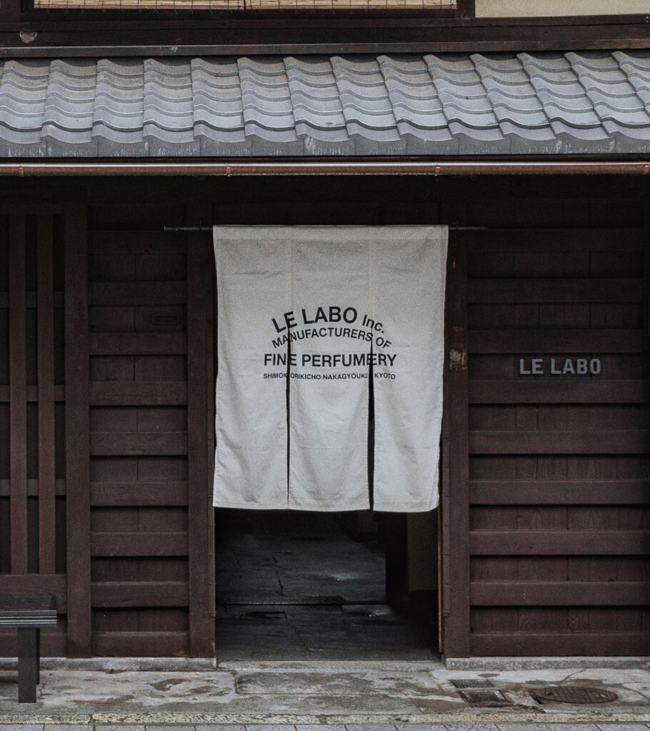 Le-Labo-rend-hommage-à-Kyoto-avec-Osmanthus-KyotoMachiya_entrance