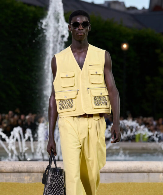 Yellow-Fever-solar-boys-l-été-2025-brille-en-monochrome-kenzo-spring-25-mens-credit-gorunway.jpg